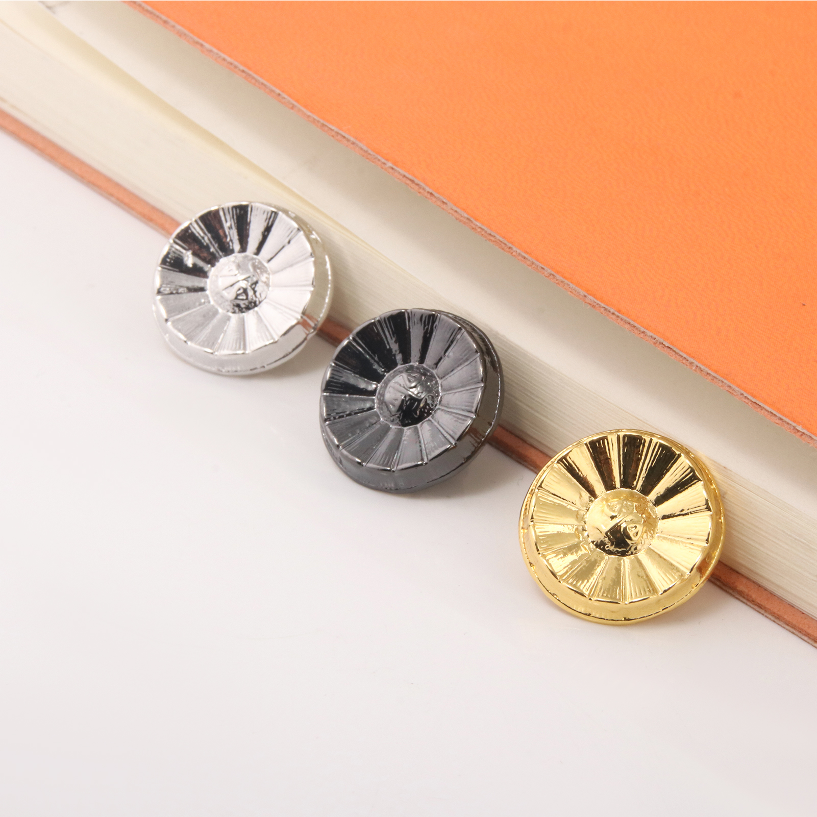 Movie Ace Attorney Enamel Pins - Model Kit Judge 评论和价格